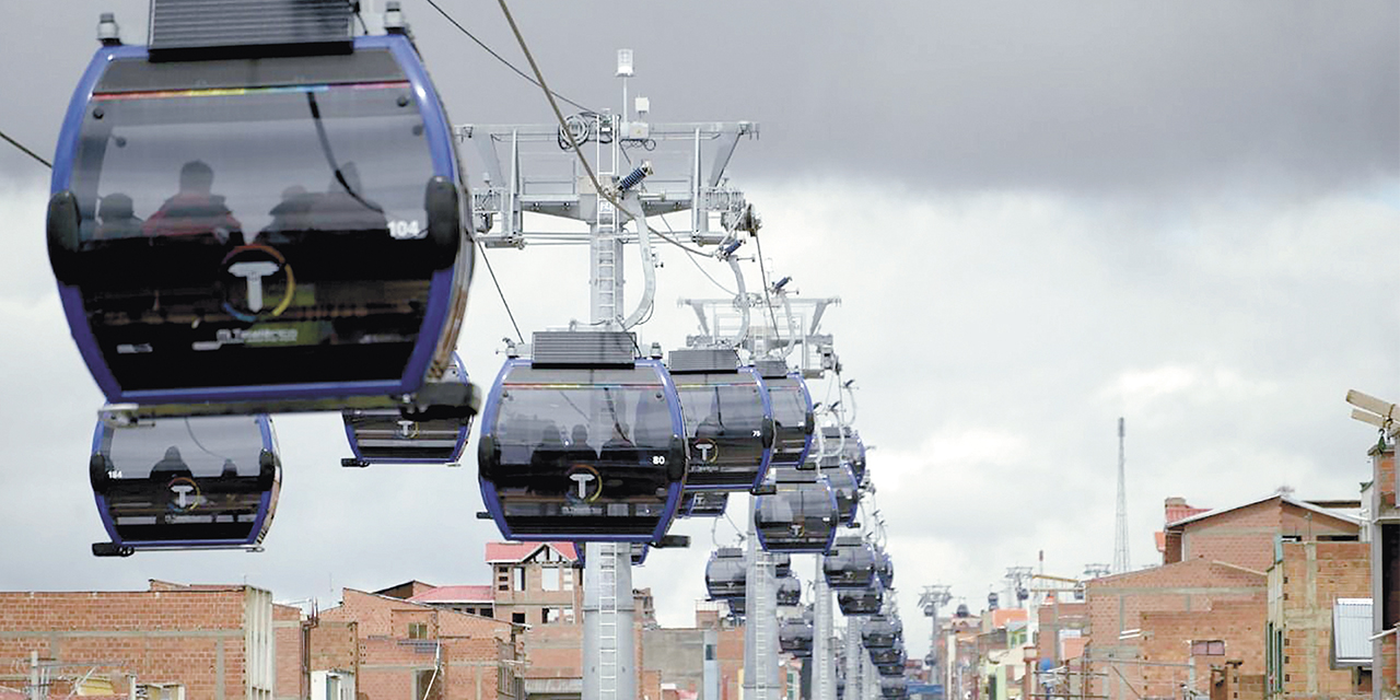 Una de las líneas de Mí Teleférico que opera en la ciudad de El Alto, la línea Azul.