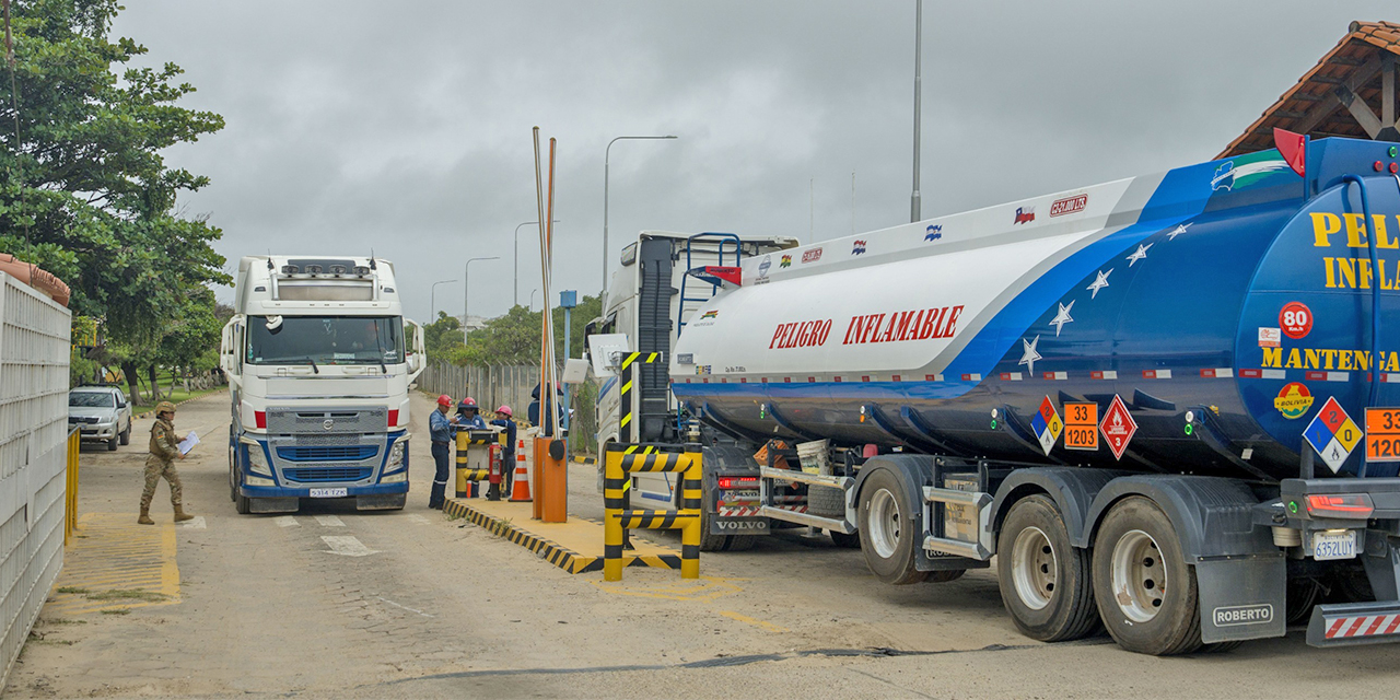 YPFB descarga 7,5 MM de litros de gasolina en la planta de Santa Cruz