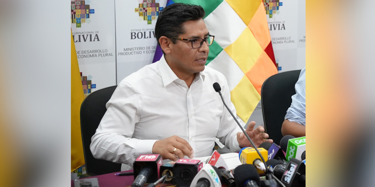 El viceministro de Comercio y Logística Interna, Grover Lacoa, en conferencia de prensa.