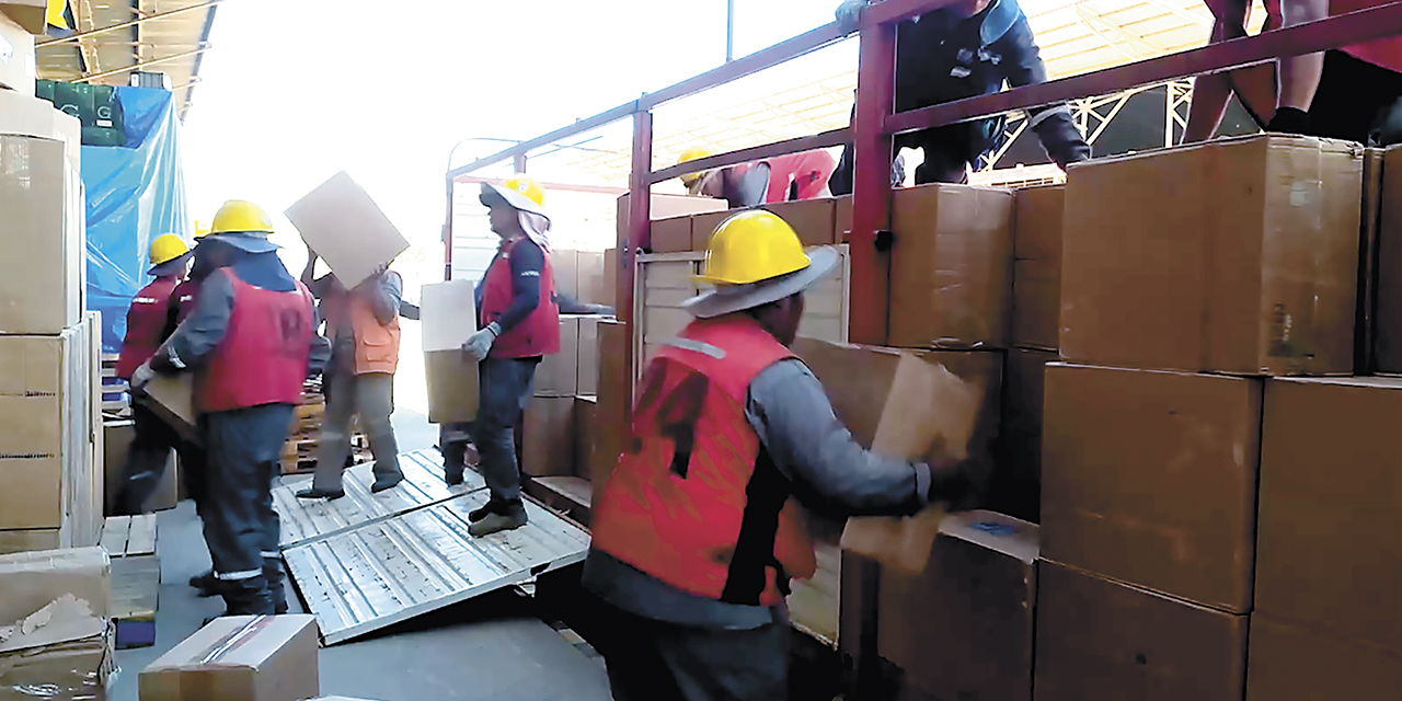 Personal del Grupo de Reacción Inmediata comisa las cajas de cigarrillos.