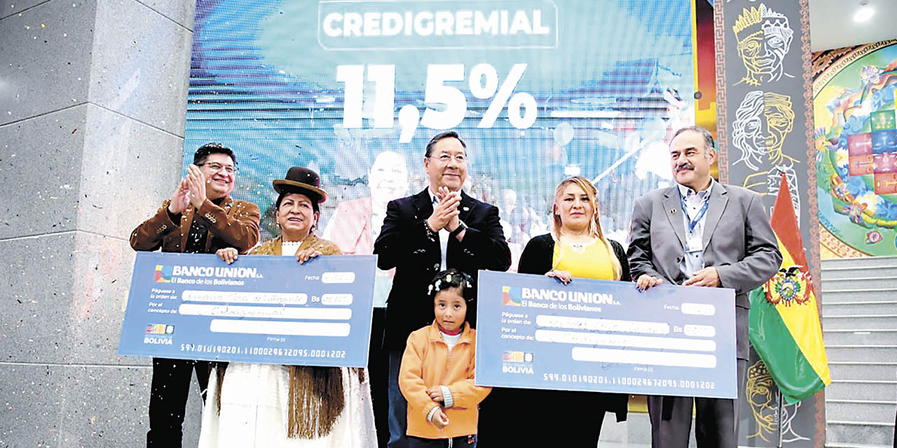 El presidente Arce junto a beneficiarios en el lanzamiento del Credigremial, en febrero.