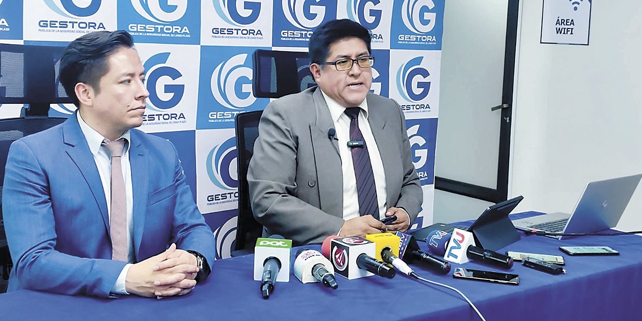 El gerente de la Gestora Pública, Jaime Durán (der.), en conferencia de prensa.