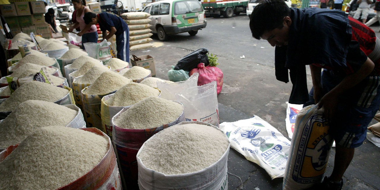 Comercialización de arroz en mercados populares.