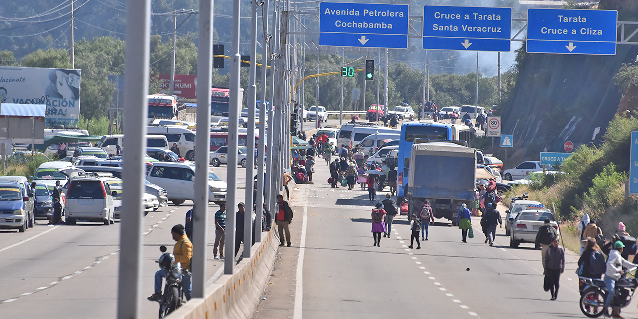 La ABC logra acuerdo y transportistas en Cochabamba levantan el bloqueo
