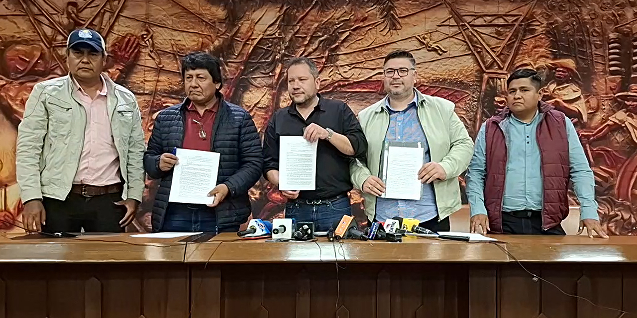 Acuerdo: Sector cañero entregará 22% más de etanol anhidro a YPFB 