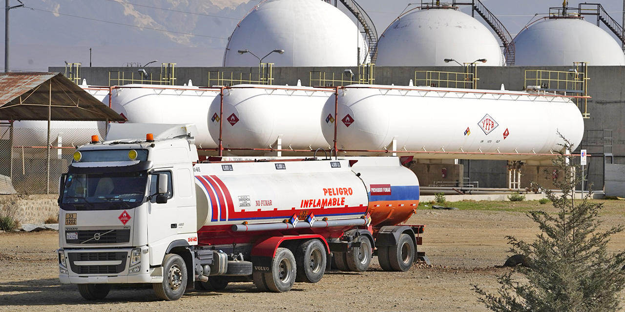 YPFB anuncia el ingreso de más de 5.100 cisternas por el sur ante problemas en Arica
