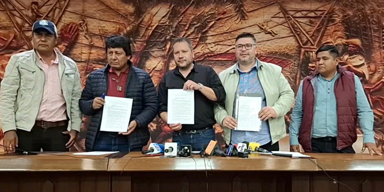 El ministro de Hidrocarburos y Energías, Alejandro Gallardo, y dirigentes de la Confederación Nacional de Cañeros de Bolivia.