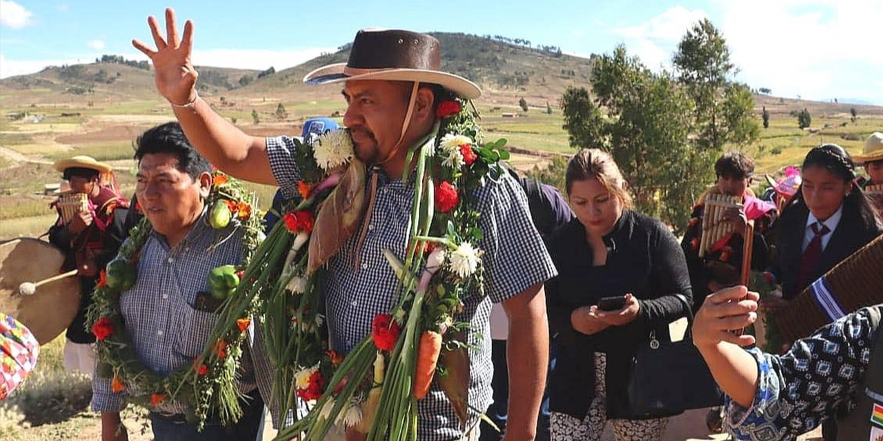 El ministro de Desarrollo Rural, Yamil Flores, ayer, en Yamparáez.
