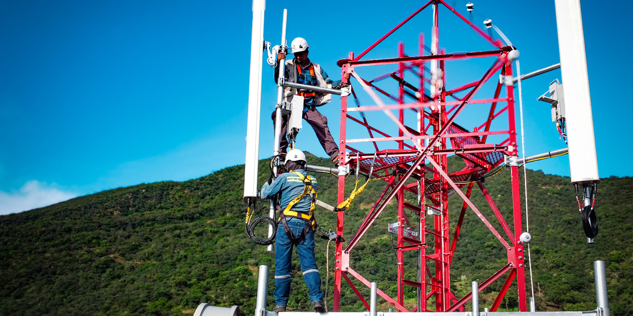 Personal de Entel en la instalación de una de sus antenas. 