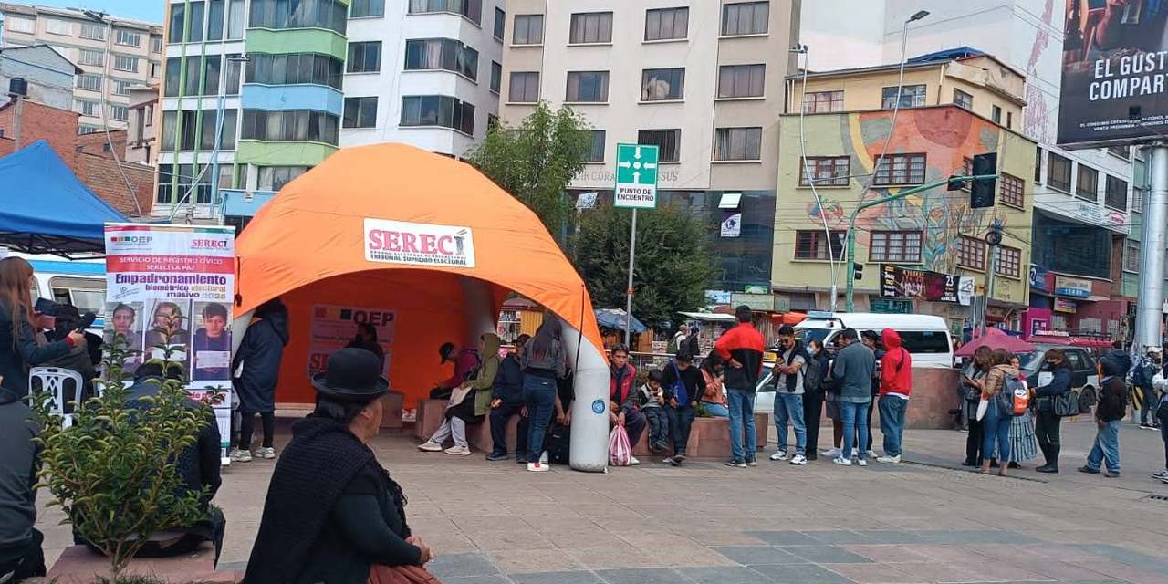  Atención de una brigada móvil en la plaza Tejada Sorzano, en la ciudad de La Paz. Foto: Serecí