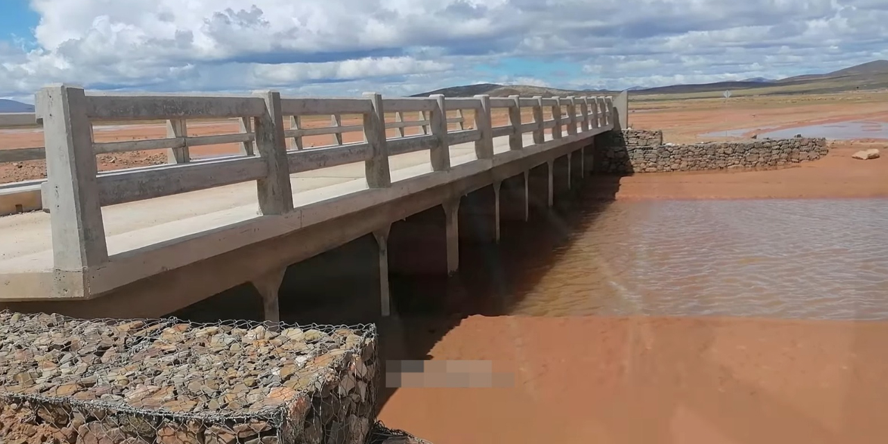 Inspección a la obra finalizada de construcción de 2 puentes vehiculares en el municipio de Sica Sica. Foto: FDI
