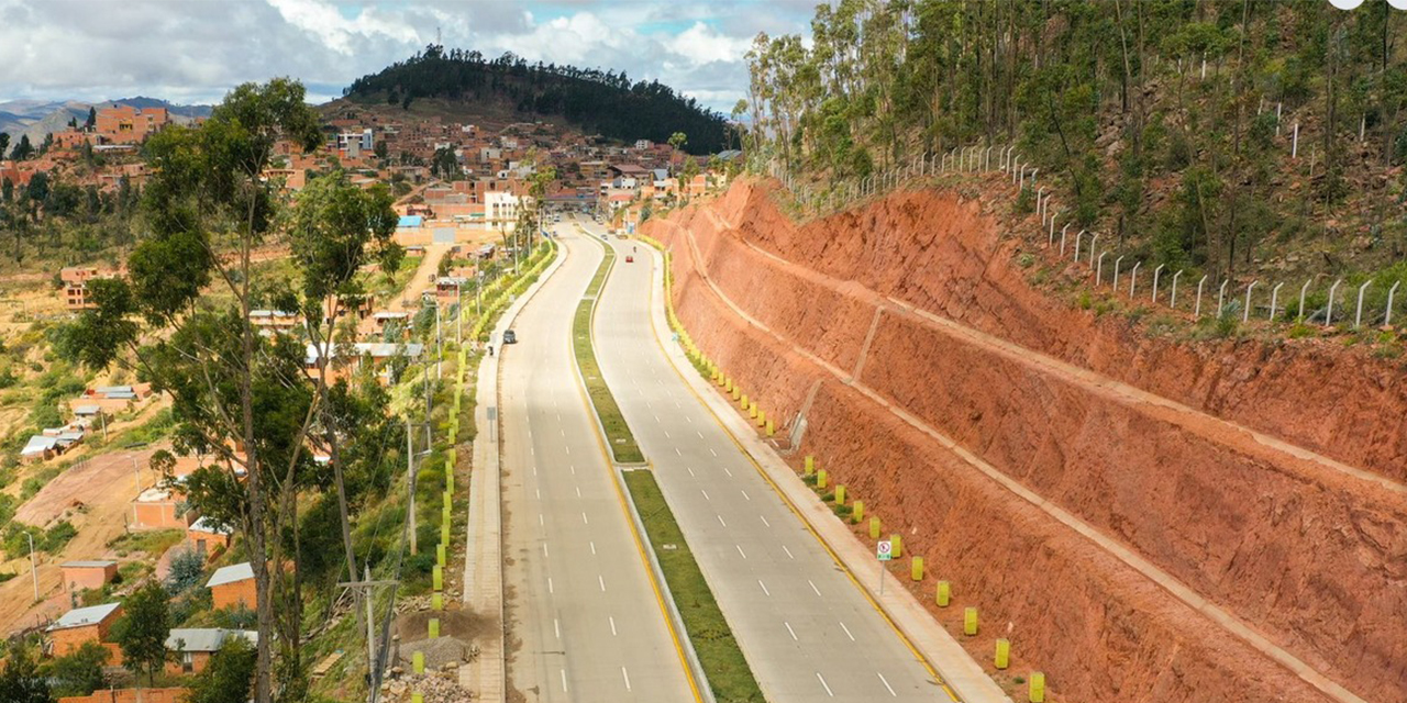 Doble vía Sucre-Yamparáez es una realidad, Arce destaca la obra vial