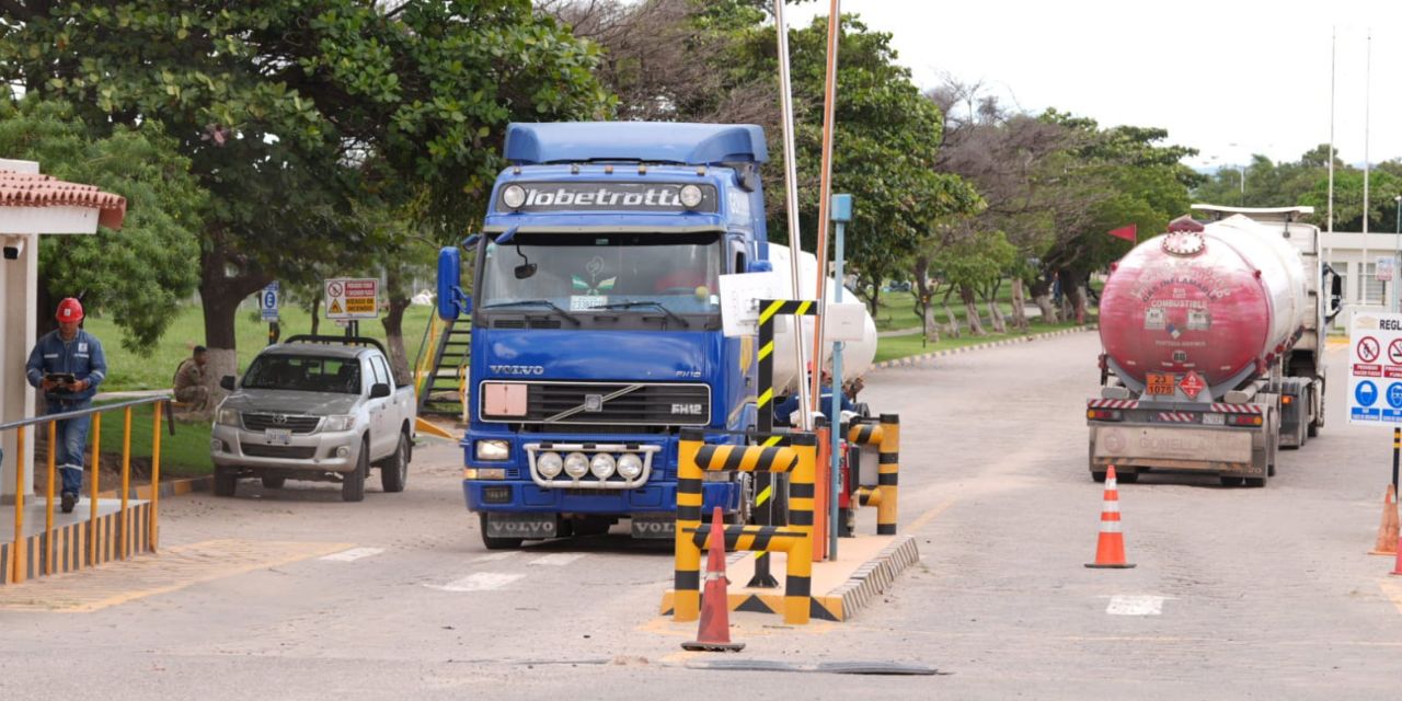 Camiones cisterna transportan combustibles de YPFB.
