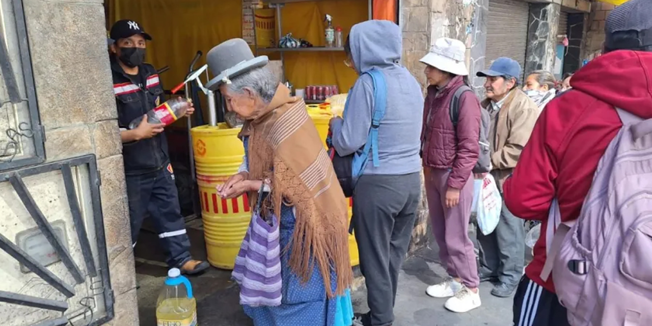 Filas de personas para adquirir aceite, en la ciudad de La Paz.