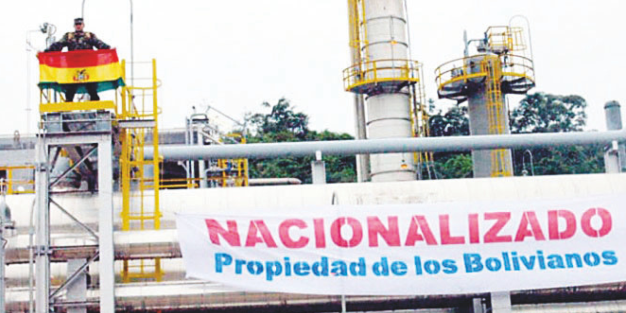 El 1 de mayo de 2006, las plantas de YPFB amanecían con el rótulo de “nacionalizado”.