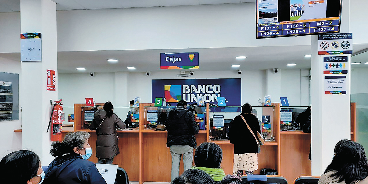 Atención al público en una entidad financiera.