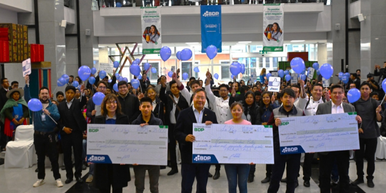 Beneficiarios del programa Emprende Joven, del BDP-SAM, junto al presidente Luis Arce y autoridades de Estado. 