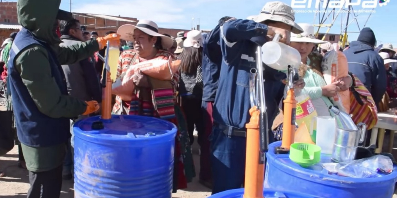 Venta de aceite estatal a granel, en una feria móvil de Emapa. Imagen: Captura.