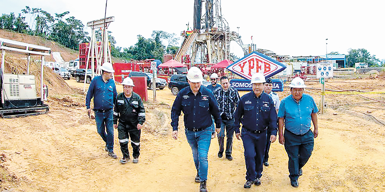 El presidente Luis Arce junto a trabajadores de YPFB durante una inspección a las tareas de exploración de pozos hidrocarburíferos.