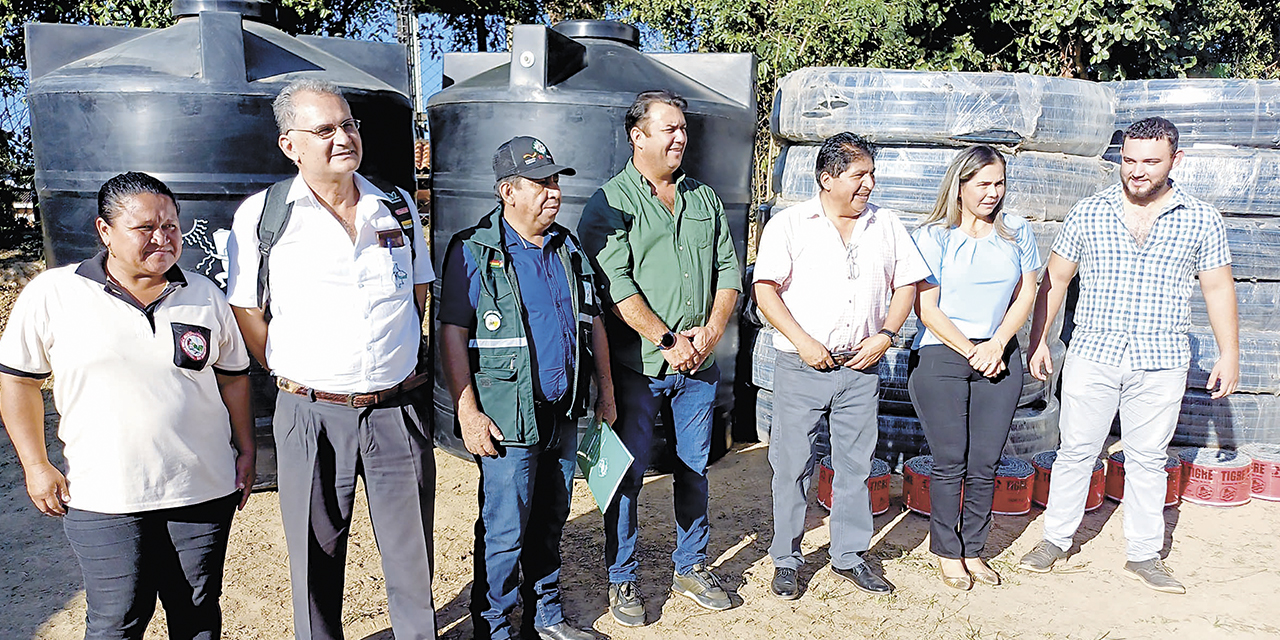 Autoridades nacionales y regionales de Beni junto a los insumos entregados.