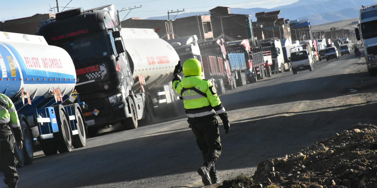 Un convoy de 31 cisternas cargadas de combustible llega a La Paz desde Perú