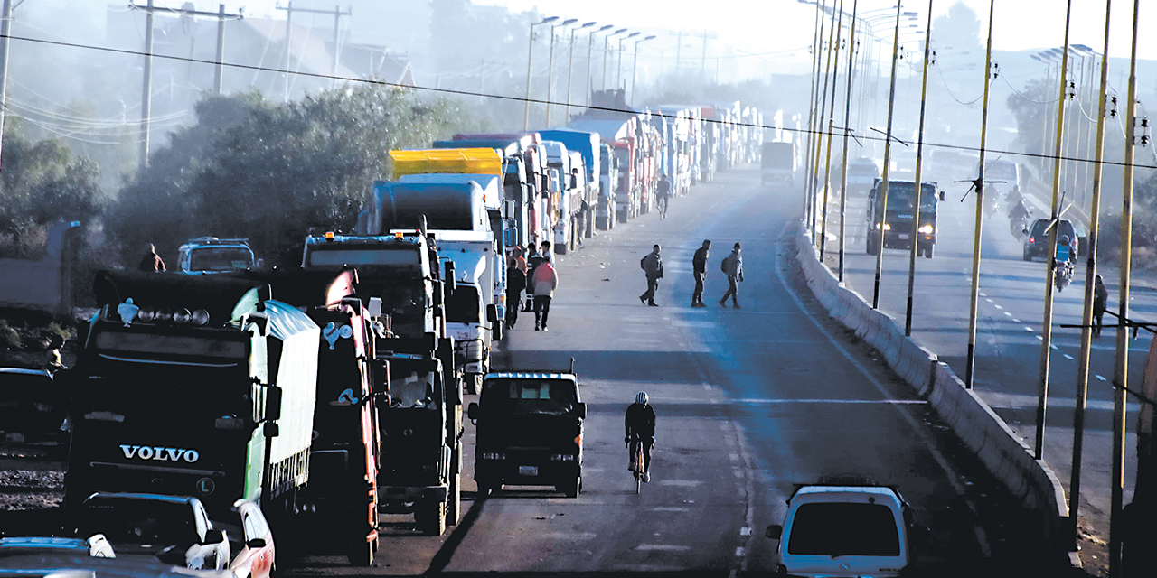 El Gobierno reporta una afectación diaria de hasta $us 200 millones por los bloqueos