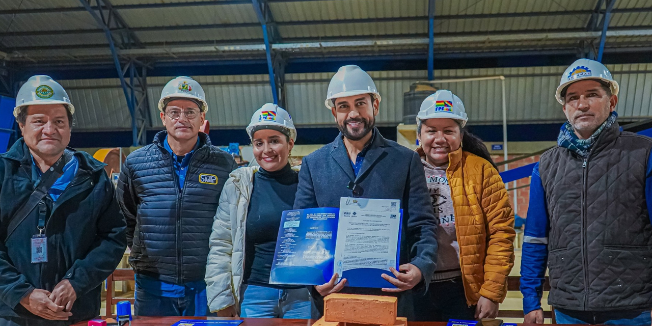 Funcionarios del FPS entregan la primera Fábrica Municipal de Ladrillo Pavic de Bolivia al alcalde de Trinidad, Cristhian Cámara. Foto: GAMT
