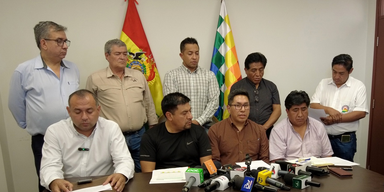 Los ministros Yamil Flores y Zenón Mamani, junto a los dirigentes Congabol y Contracabol. Foto: MDPyEP