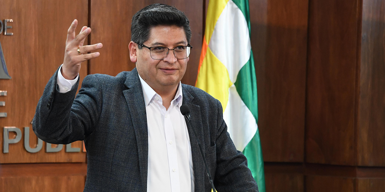 El ministro de Economía, Marcelo Montenegro, en conferencia de prensa.