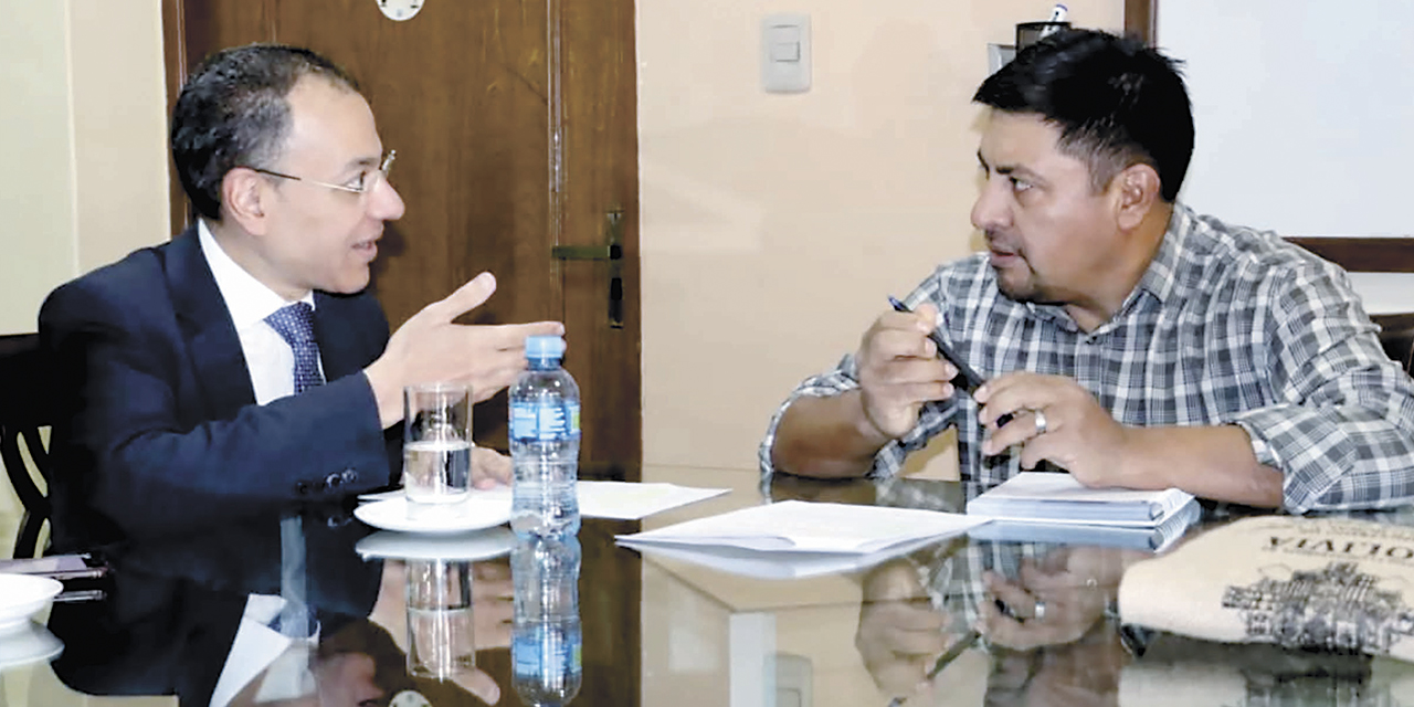 La reunión entre el embajador de Egipto El-Nashar y el ministro Flores.
