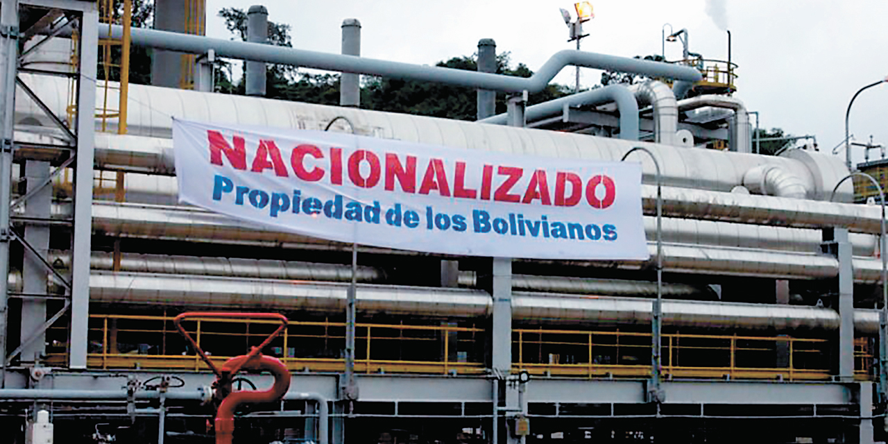 Un cartel que indica la nacionalización de los hidrocarburos.