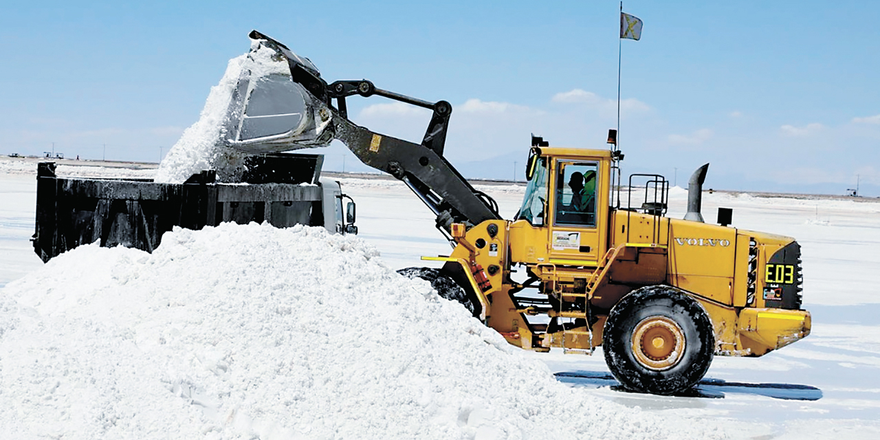 Trabajos en el salar de Uyuni.