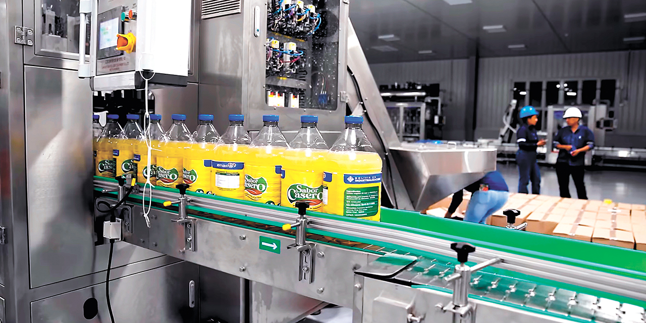 El aceite envasado Sabor Casero se vende en los supermercados Emapa 