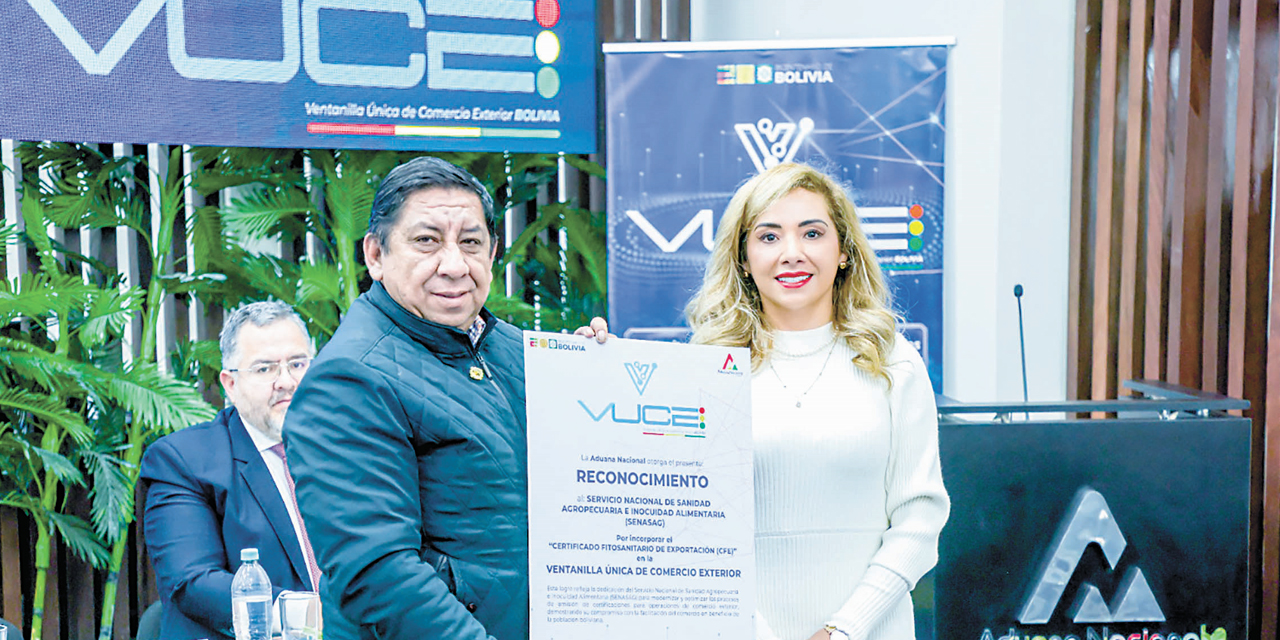 El director del Senasag, Miguel Quiroz, y la presidenta de la Aduana, Karina Serrudo.