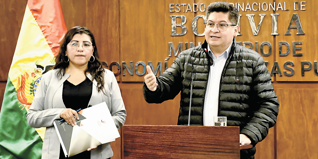 El ministro Marcelo Montenegro y la directora de la UIF, Pamela Troche.