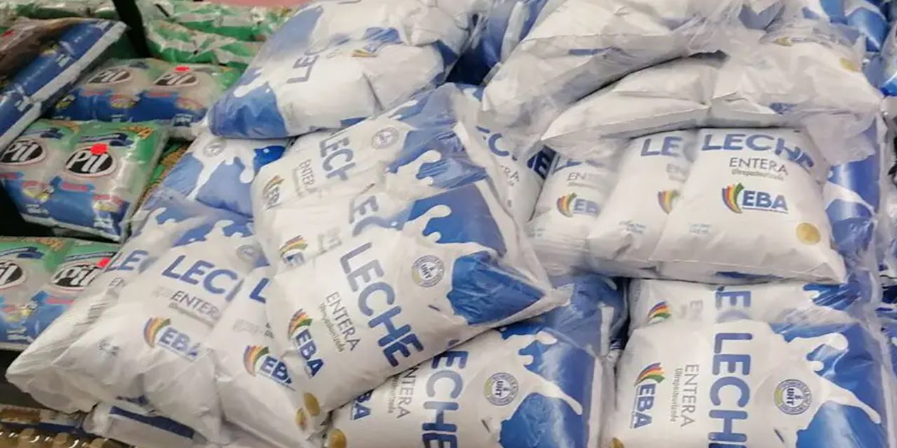 Leche fluida procesada puesta a la venta en un comercio.