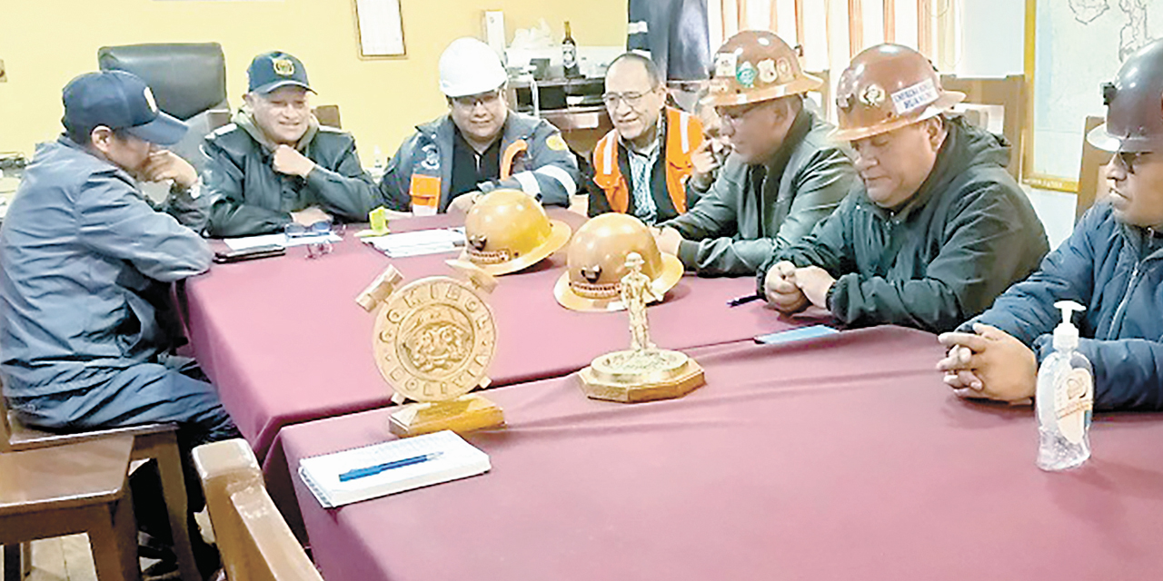 Autoridades de la minera Huanuni y de la Comibol.