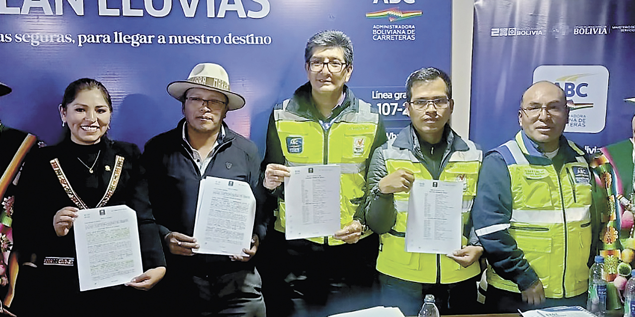 Representantes empresa y autoridades de la ABC tras la firma del contrato.