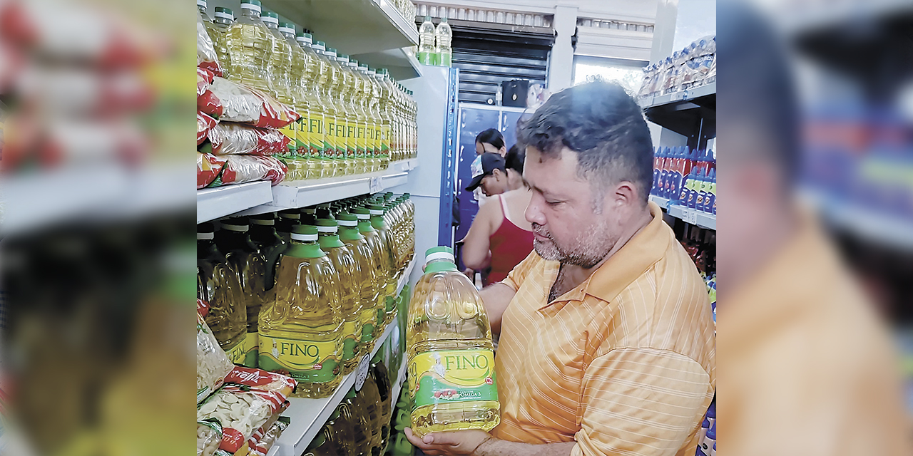 Compra de aceite para el consumo de su familia en una agencia de Emapa.