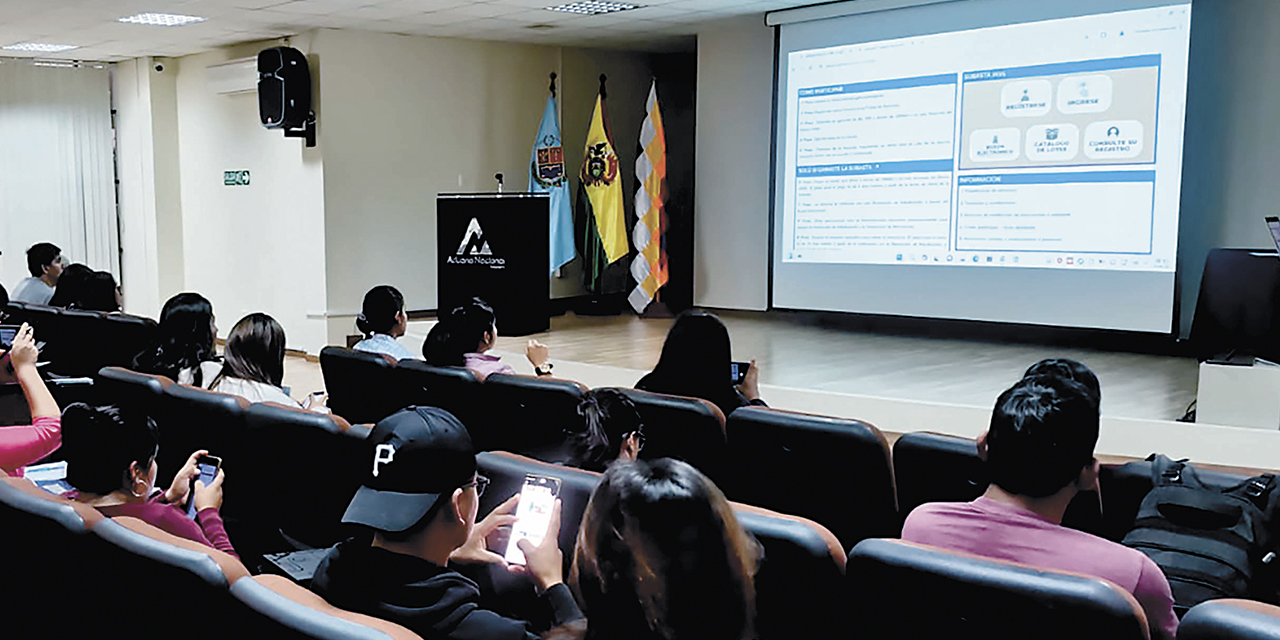 Una de las capacitaciones de la Aduana.