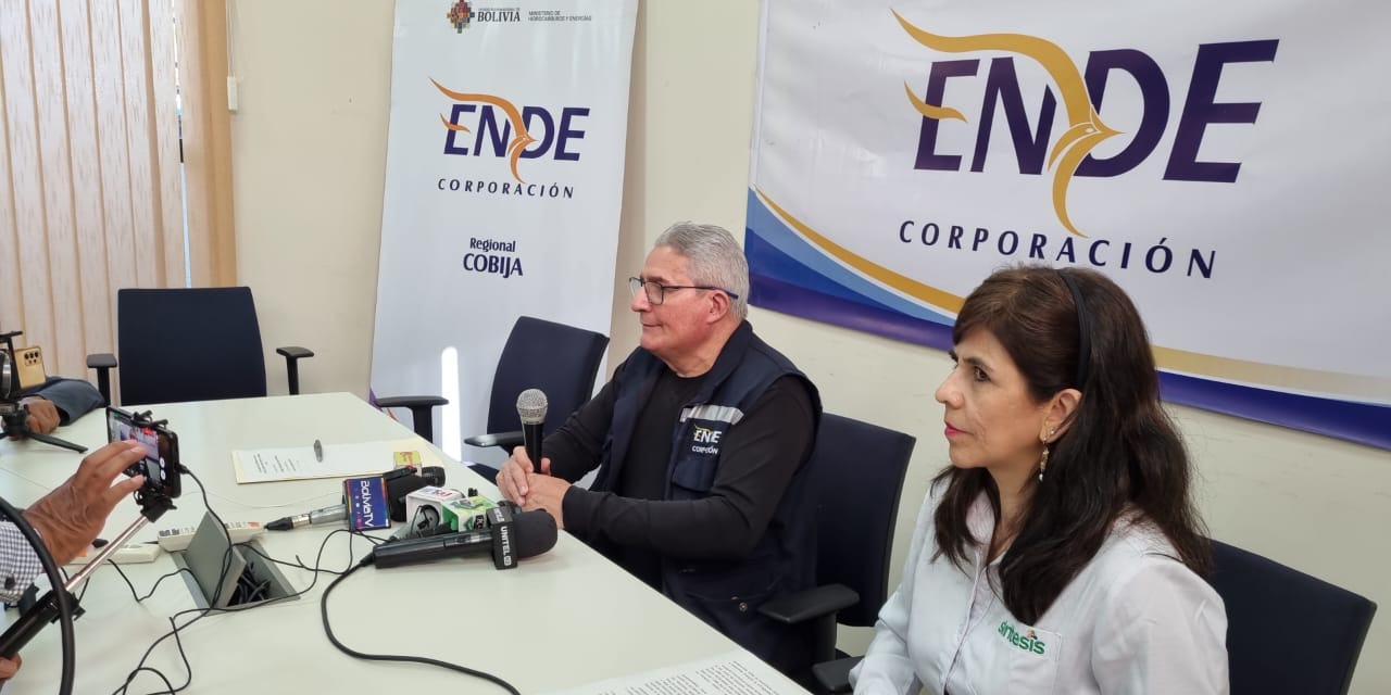 Autoridades de ENDE en conferencia de prensa.