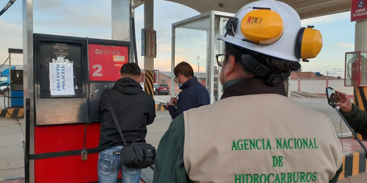 Personal de la ANH vigila el carguío de combustible en una estación de servicio. 