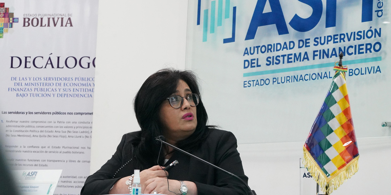 La directora de la ASFI, Ivette Espinoza, en conferencia de prensa. Foto: Archivo.