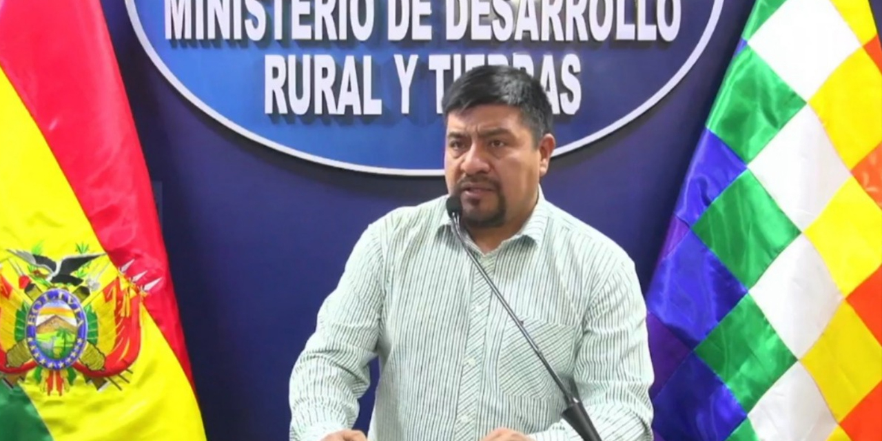 El ministro de Desarrollo Rural y Tierras, Yamil Flores, en conferencia de prensa. Imagen: Captura.
