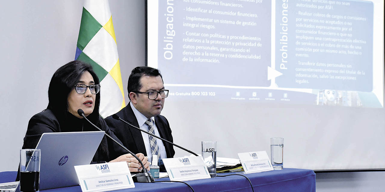 La directora de la ASFI, Ivette Espinoza (der.), en conferencia de prensa.