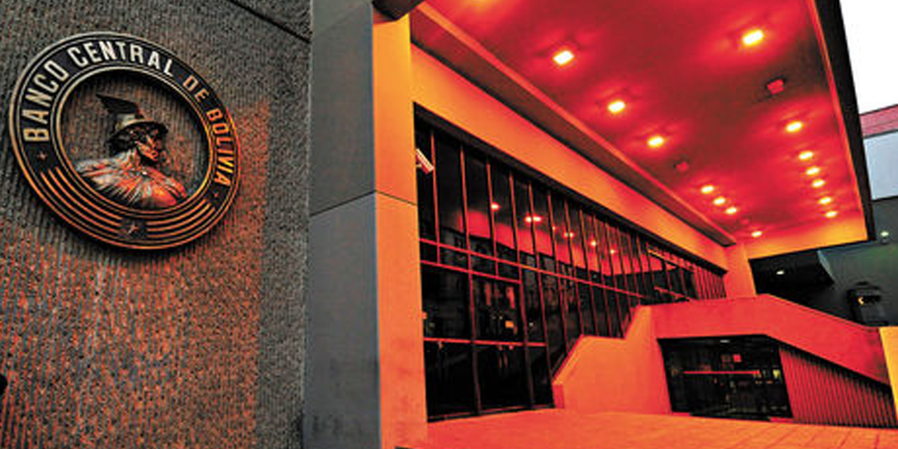 Frontis del edificio del Banco Central de Bolivia (BCB) en la ciudad de La Paz. Foto: Archivo