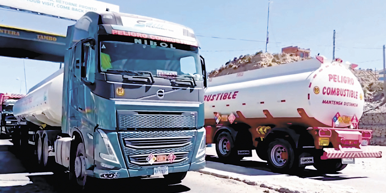Camiones cisterna que transportan carburantes.