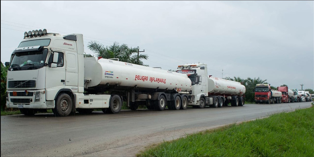 El país se abastece de hidrocarburos por 4 rutas y YPFB asegura despachos al 100%