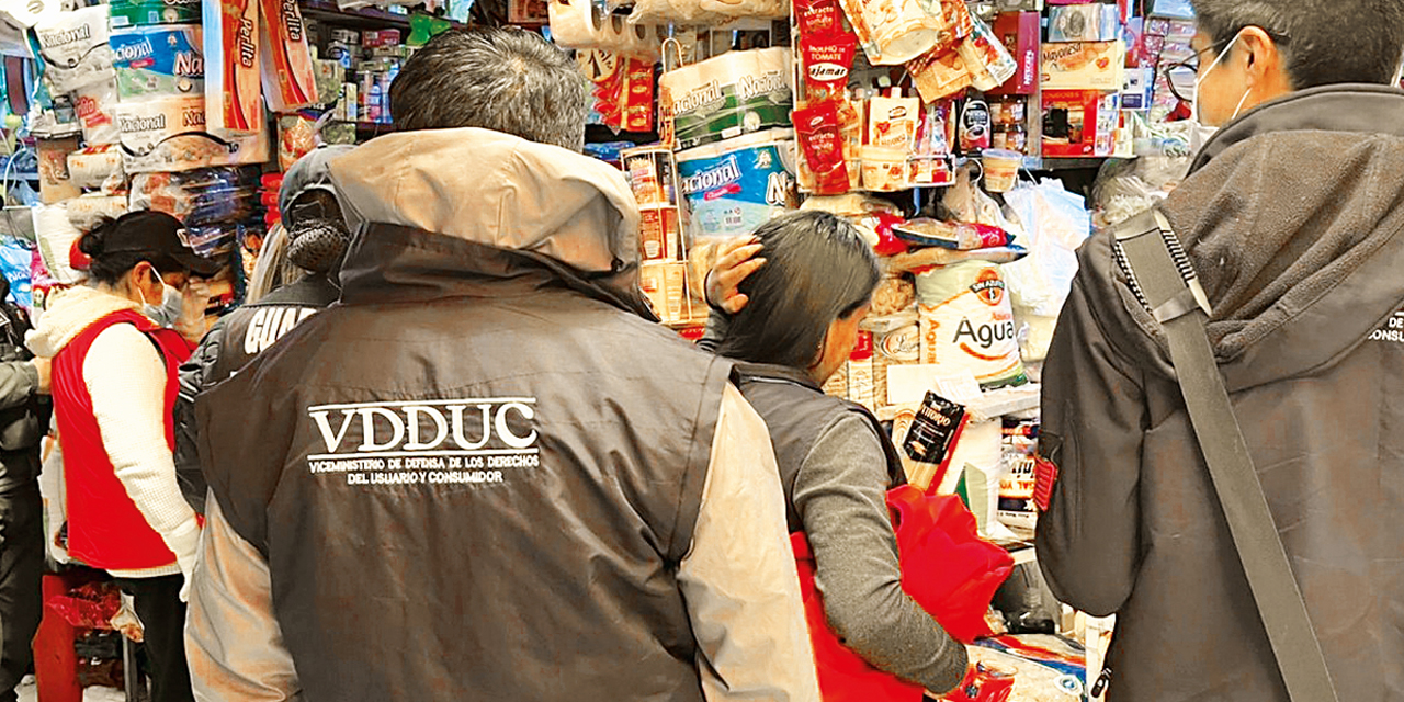 Control de Defensa del Consumidor en comercios de La Paz.