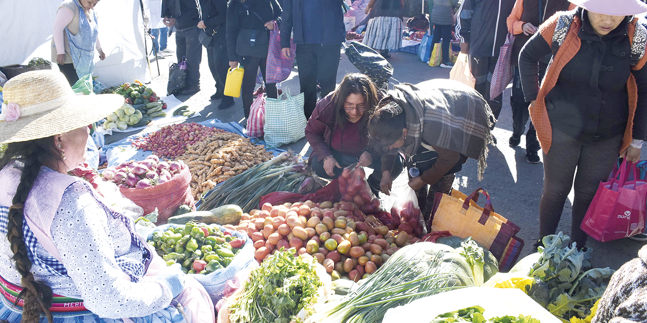 Población paceña compra productos de primera necesidad en un mercado de esa urbe. 